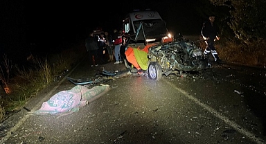 Otomobille kamyonetin çarpıştığı kazada 4 kişi öldü