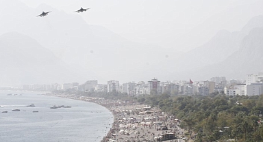 Savaş uçakları gösteri uçuşu yaptı