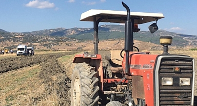 Tarlasını sürerken traktörden düşen çiftçi yaralandı