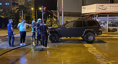 Trafik ışıklarında beklerken alev alan cipte hasar oluştu