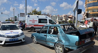Tur midibüsüyle otomobilin karıştığı kazada 1 kişi yaralandı