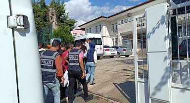 Uyuşturucu Operasyonunda Yakalanan 5 Şüpheliden 2'si Tutuklandı