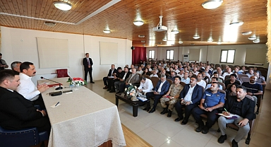 Vali Masatlı, Hassa'da Muhtarlarla Buluştu