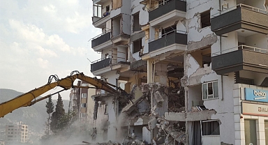 Ağır Hasarlı 4 Bina Kontrollü Yıkıldı