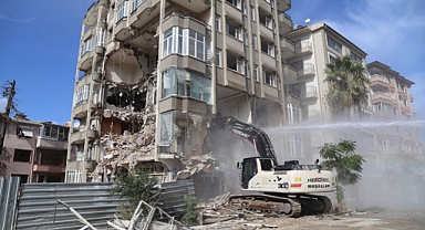 Ağır Hasarlı 5 Bina Kontrollü Yıkıldı