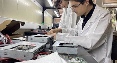 Akıllı tahtaların arızasını meslek lisesi öğrencileri gideriyor