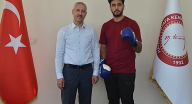 Altın Madalya Kazanan Öğrenciden Rektör Eren’e Ziyaret