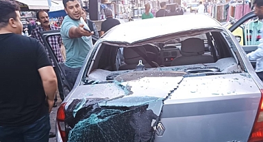 Damdaki adaklık keçi seyir halindeki otomobilin üzerine düştü