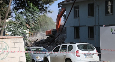 Depremlerde Hasar Alan Kaymakamlık Binası Kontrollü Yıkıldı