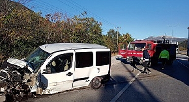 Direğe çarpan otomobildeki iki kişi yaralandı