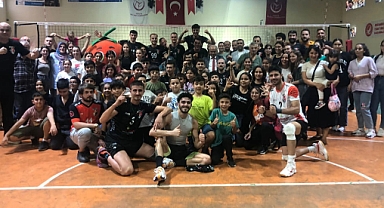 ERZİN VOLEYBOL TAKIMI ZİRVEDE