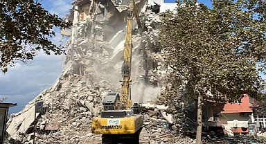 Hatay'da depremlerde ağır hasar alan 5 bina kontrollü yıkıldı