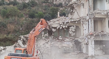 Hatay'da depremlerde ağır hasar alan 6 bina kontrollü yıkıldı