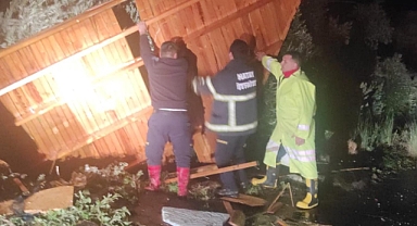 HATAY’DA FIRTINA EVİN ÇATISINI UÇURDU