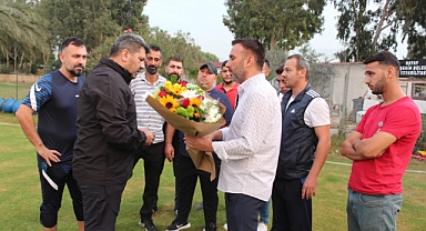 İskenderunspor'u Taraftarlar Çiçeklerle Karşıladı
