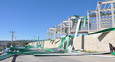 Şiddetli rüzgarın uçurduğu fabrika çatısı yolu kapattı