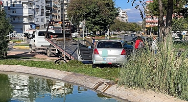 Süs havuzuna düşen aracın sürücüsü kurtarıldı
