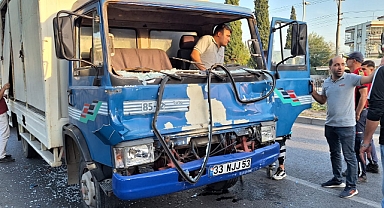 TIR'a arkadan çarpan kamyonun sürücüsü yaralandı