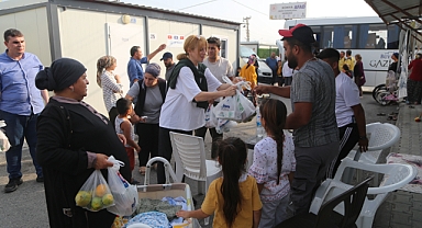 ÜNLÜ İSİMLERDEN HATAY’DAKİ DEPREMZEDELERE DESTEK ZİYARETİ