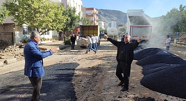 Yoluna asfalt dökülen muhtar davul zurna eşliğinde oynadı