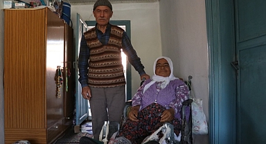 7 yıldır tekerlekli sandalyeye bağımlı eşine bakıyor