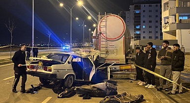 Park halindeki tıra çarpan otomobildeki 1 kişi öldü, 4 kişi yaralandı