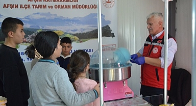 Depremzede öğrencilere yerli ürünlerle hazırlanan atıştırmalık dağıtıldı