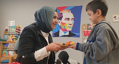 DEPREMZEDE ÖĞRETMENİN AZMİ TAKDİR TOPLADI