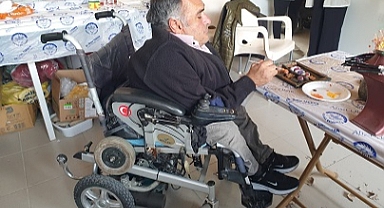 Engelliler, atık malzemeleri ekonomiye kazandırıyor