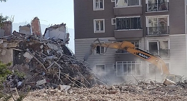 Hatay'da depremlerde ağır hasar alan 4 bina kontrollü yıkıldı