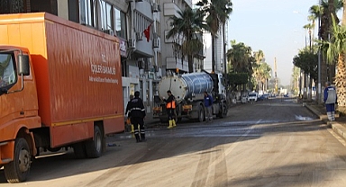 İskenderun'da denizin taşması sonucu su basan yerlerde temizlik çalışması sürüyor