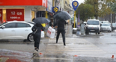 Kuvvetli sağanak yaşamı olumsuz etkiledi