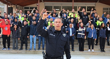 Polis, İstiklal Marşı'nı İşaret Diliyle Okudu