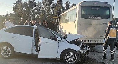 Servis midibüsü ile otomobil çarpıştı, 2 kişi öldü, 13 kişi yaralandı