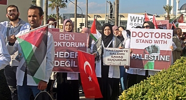 Sağlık çalışanları, İsrail'in saldırılarını protesto etti
