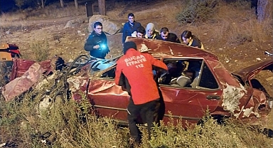 Şarampole devrilen otomobildeki 2 kişi yaralandı
