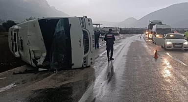 Yaralı taşıyan ambulansa arkadan çarpan midibüs devrildi