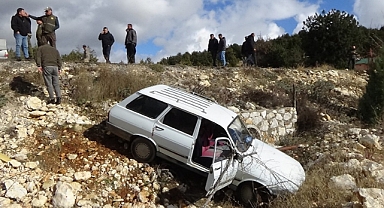 Yoldan çıkan otomobildeki 2 kişi yaralandı