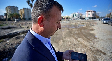 Depremde eşini ve 4 çocuğunu kaybeden afetzede, fotoğraflarda teselli arıyor
