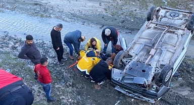 Dere yatağına düşen otomobildeki anne ile kızı yaralandı