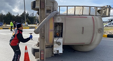 Devrilen beton mikserinin sürücüsü yaralandı