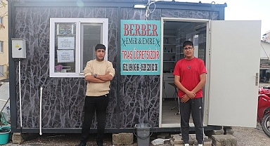 Hatay'da iki kardeş, depremzedeleri 7 aydır ücretsiz tıraş ediyor