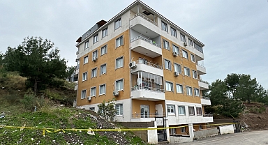 Hatay'da istinat duvarı çöken 5 katlı bina tahliye edildi