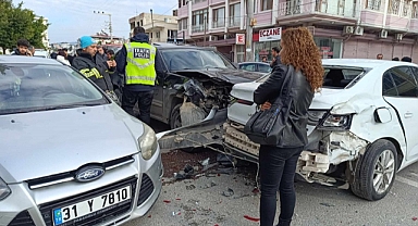 Hatay'da zincirleme kazaya karışan 4 araçta hasar oluştu