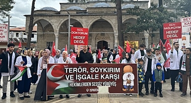 Hekimler ve sağlık çalışanları Filistin için sessiz yürüyüş düzenledi