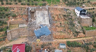 Heyelan nedeniyle inşaat halindeki 2 katlı ev çöktü