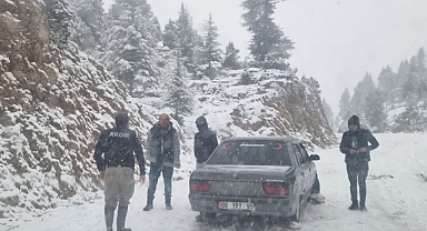 Kar nedeniyle yolda mahsur kalan 6 araçtaki 14 kişi kurtarıldı