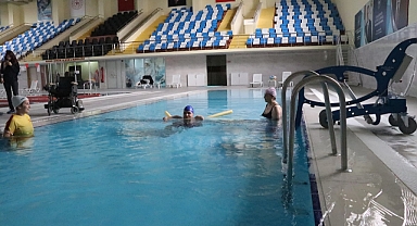 Kas hastası genç, yüzme sporuyla hastalığına direniyor