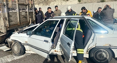 Otomobille kamyonetin çarpıştığı kazada 4 kişi yaralandı