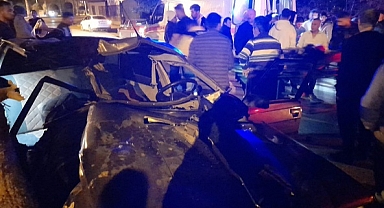 Palmiye ağacına çarpan otomobildeki 3 kişi yaralandı